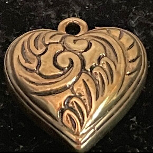 Vintage 1950s MCM Art Deco 1.5” gold tone scroll work puffed heart pendant #1 - Picture 3 of 7